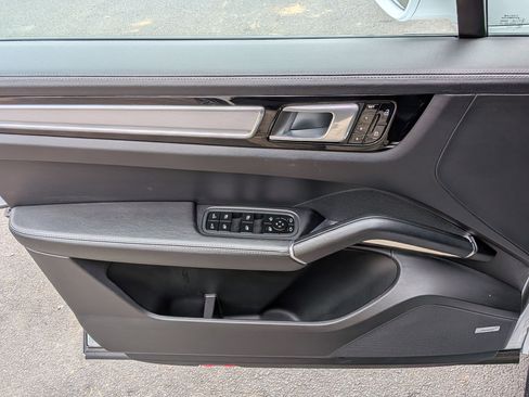 Used 2021 Porsche Cayenne Turbo image 14