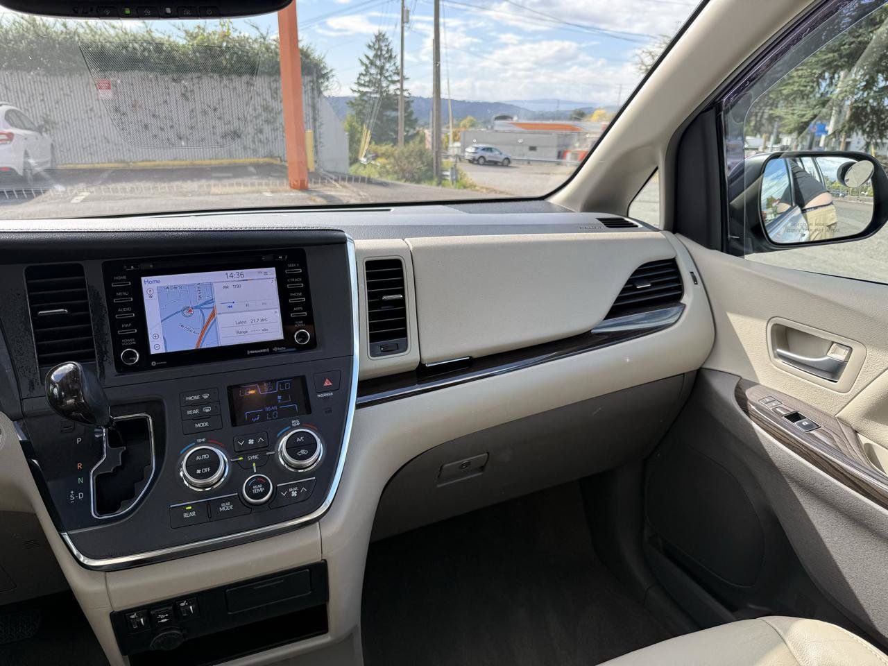 Used 2018 Toyota Sienna XLE w/ XLE Navigation Package FWD image 27