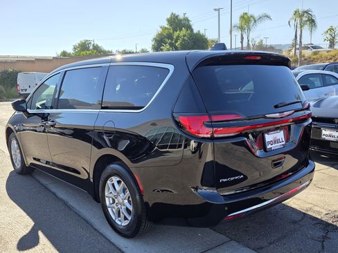 New 2026 Chrysler Pacifica Select image 3