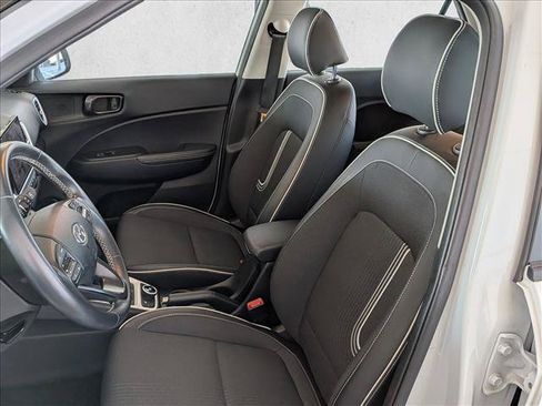Used 2023 Hyundai Venue Limited FWD image 17
