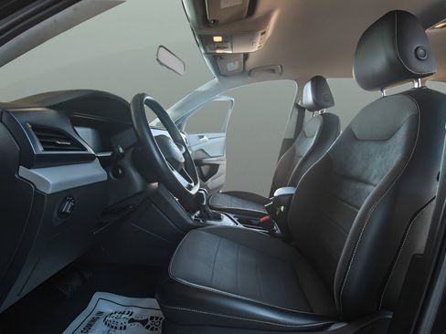 Used 2022 Volkswagen Taos SE image 16