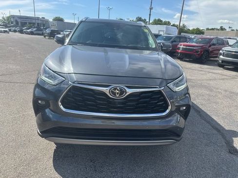Used 2024 Toyota Highlander Platinum FWD image 8