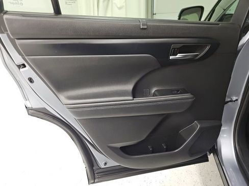 Certified 2022 Toyota Highlander XLE image 28