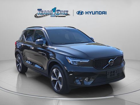Used 2025 Volvo XC40 B5 Plus AWD/4WD image 1