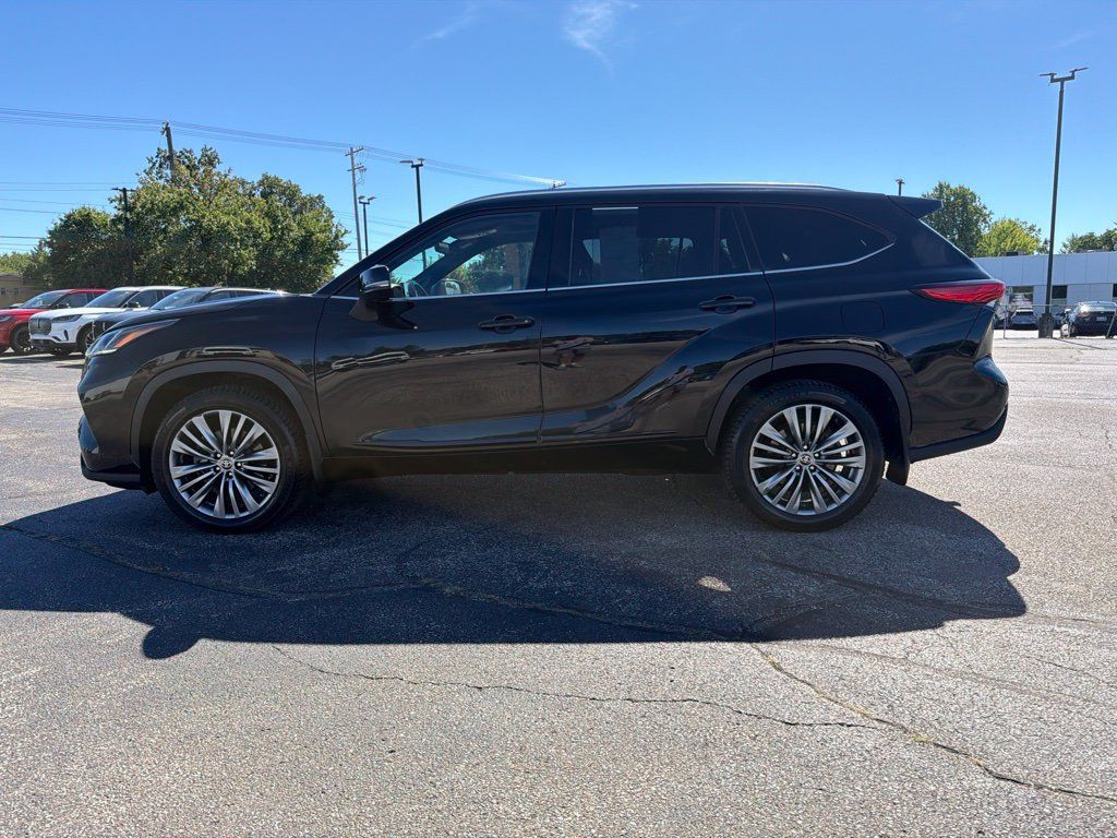 Used 2021 Toyota Highlander Platinum AWD/4WD image 10