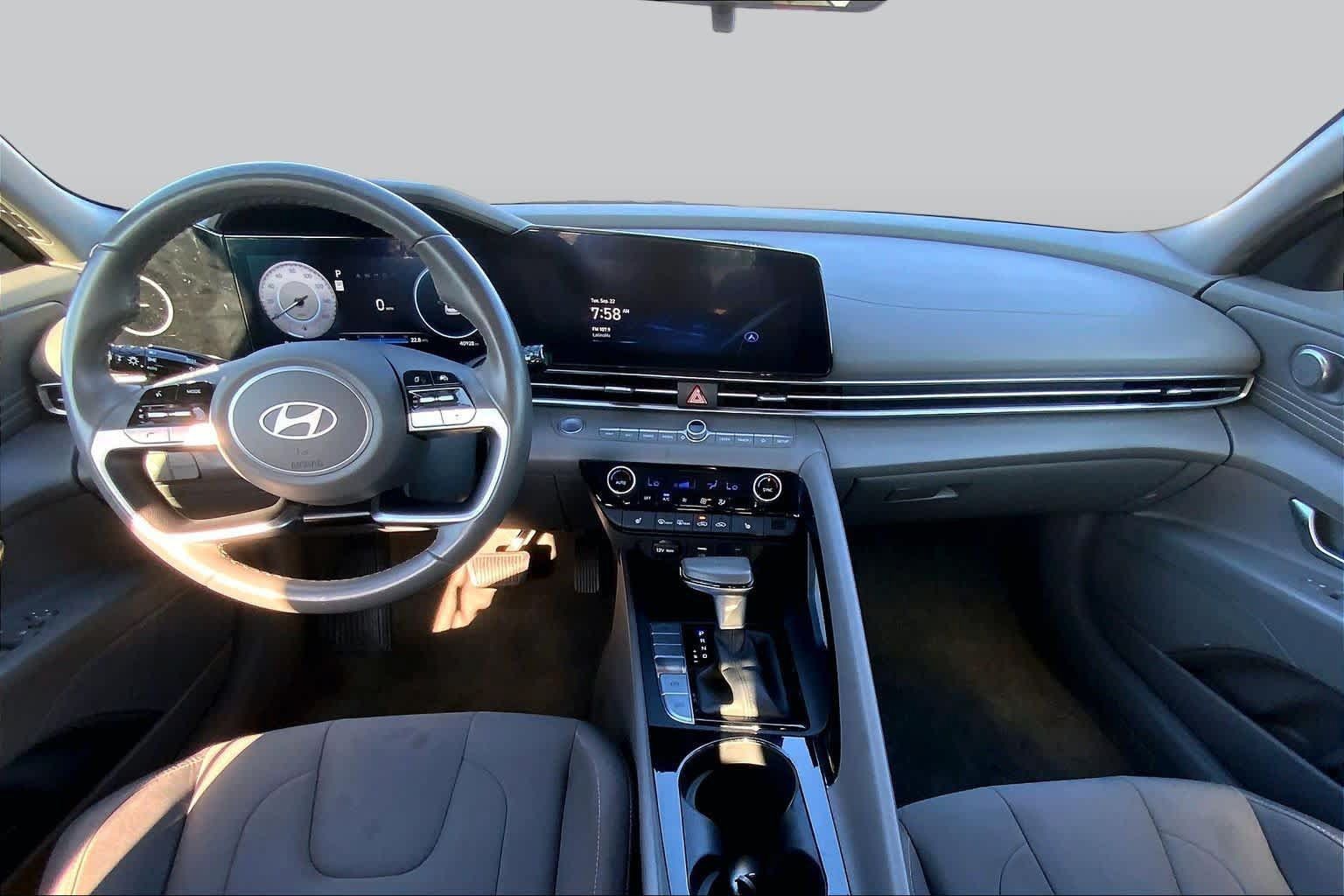 Used 2025 Hyundai Elantra SEL FWD image 15