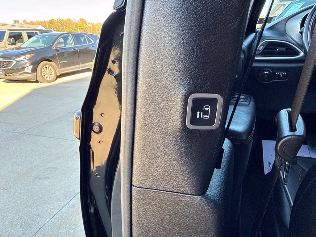 Used 2020 Chrysler Pacifica Limited w/ Advanced Safetytec Group FWD image 54