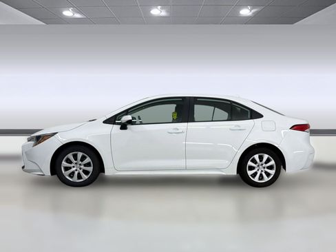 Used 2025 Toyota Corolla LE FWD image 2