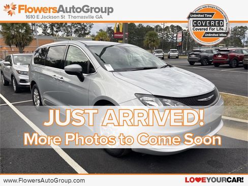 Used 2023 Chrysler Voyager LX image 1