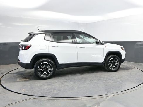 Used 2025 Jeep Compass Trailhawk w/ Trailer Tow Group AWD/4WD image 10