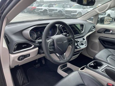 Used 2024 Chrysler Pacifica Touring-L image 11