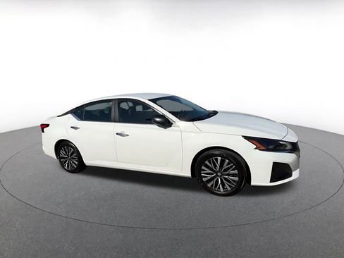 Used 2025 Nissan Altima 2.5 SV FWD image 2