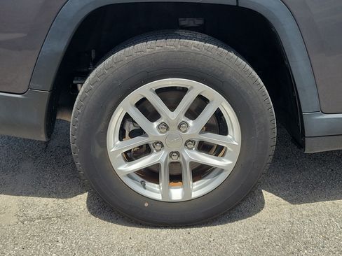 Used 2023 Jeep Grand Cherokee L Laredo w/ Luxury Tech Group I RWD image 5