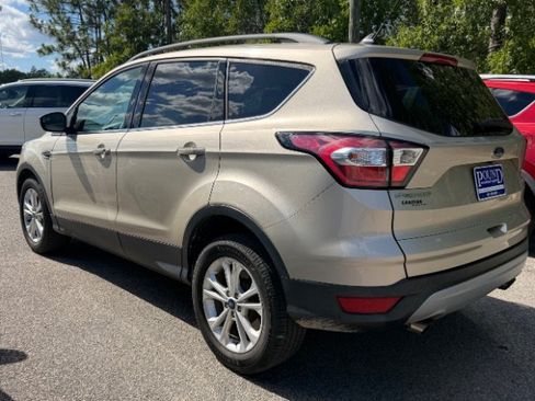 Used 2018 Ford Escape SE w/ SE Sync 3 Package FWD image 4