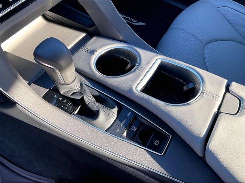 Used 2019 Toyota Avalon Limited image 14