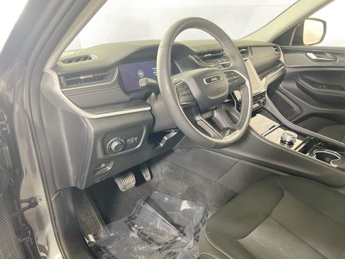 Used 2023 Jeep Grand Cherokee Laredo w/ Luxury Tech Group I AWD/4WD image 9