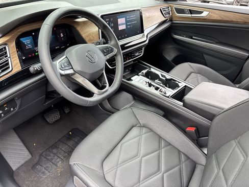 Used 2024 Volkswagen Atlas SE image 17