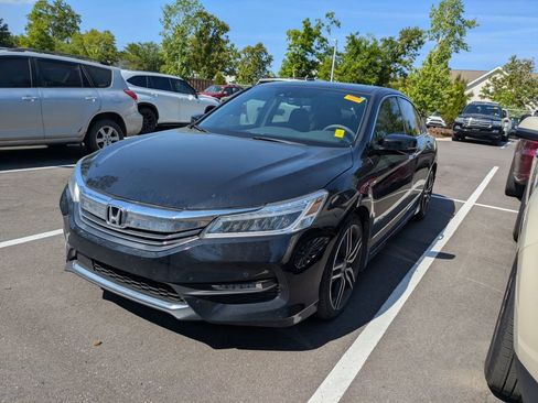 Used 2017 Honda Accord Touring image 3