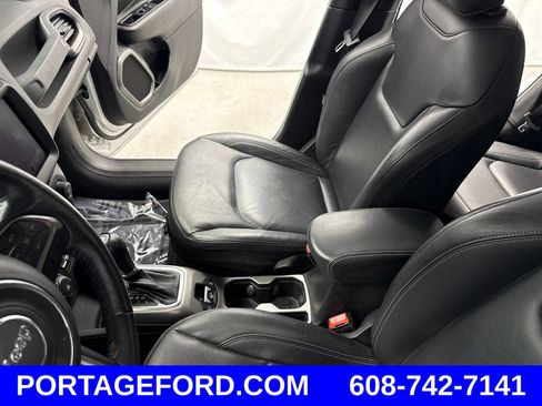 Used 2019 Jeep Renegade Limited w/ Quick Order Package 22P AWD/4WD image 18