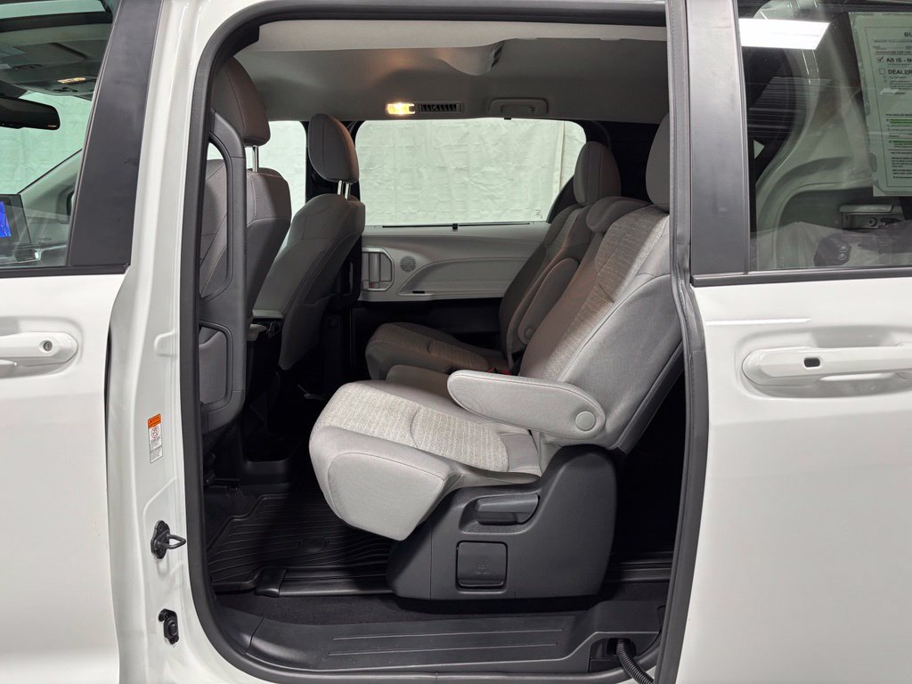 Used 2026 Toyota Sienna LE FWD image 44