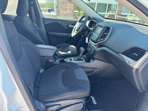 Used 2015 Jeep Cherokee Latitude w/ Trailer Tow Group AWD/4WD image 37