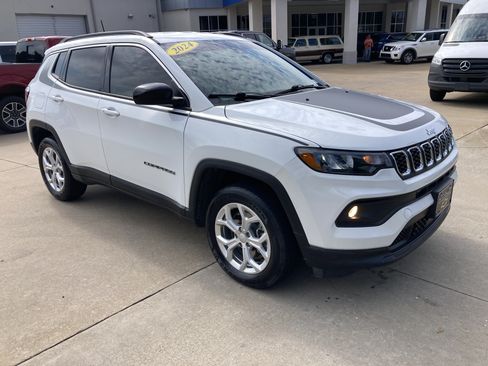 Used 2024 Jeep Compass Latitude w/ Mopar Graphics Package AWD/4WD image 3