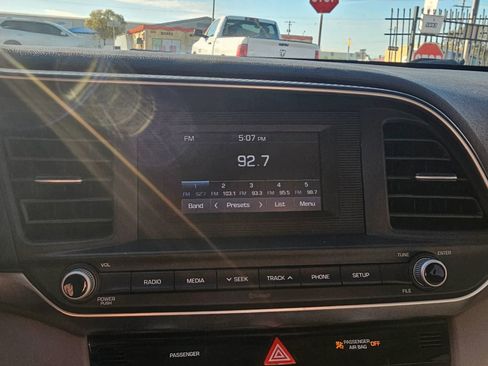 Used 2020 Hyundai Elantra SE FWD image 15