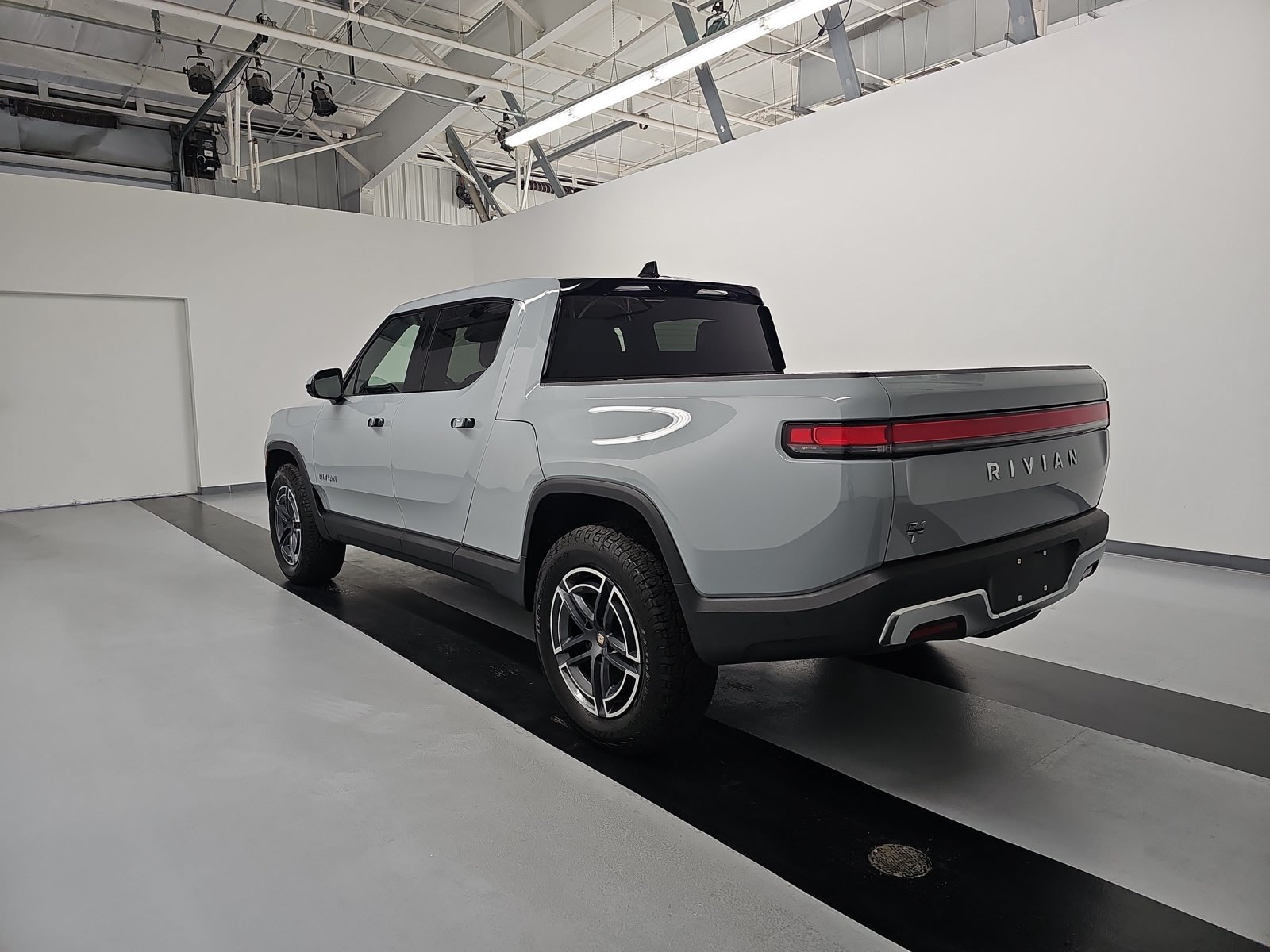 Used 2025 Rivian R1T Adventure Dual AWD/4WD image 3