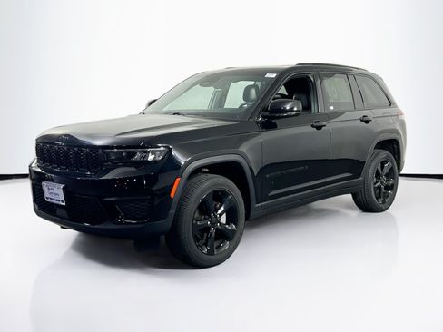 Used 2023 Jeep Grand Cherokee Altitude AWD/4WD image 1
