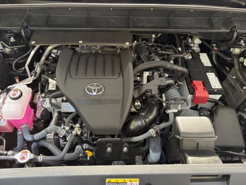Used 2025 Toyota Highlander LE FWD image 34