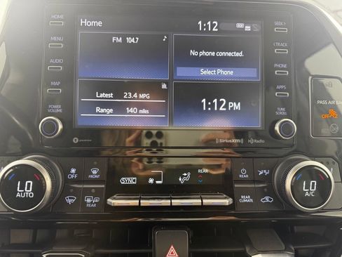 Used 2021 Toyota Highlander XLE AWD/4WD image 19