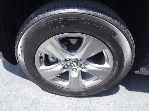Used 2025 Toyota RAV4 XLE FWD image 33