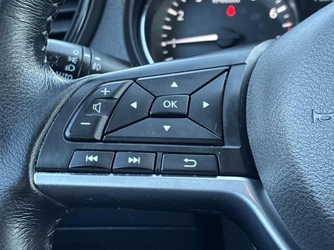 Used 2017 Nissan Rogue SV image 25