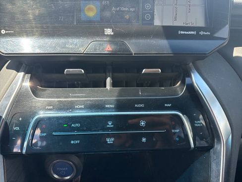 Used 2022 Toyota Venza XLE AWD/4WD image 14