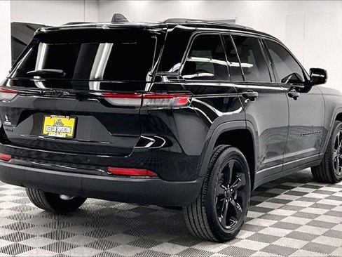 Used 2022 Jeep Grand Cherokee Altitude image 11