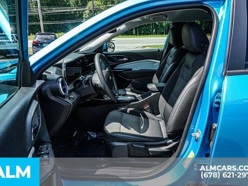 Used 2025 Chevrolet Trax LT FWD image 18