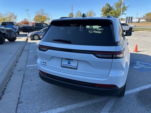 New 2025 Jeep Grand Cherokee Altitude AWD/4WD image 26