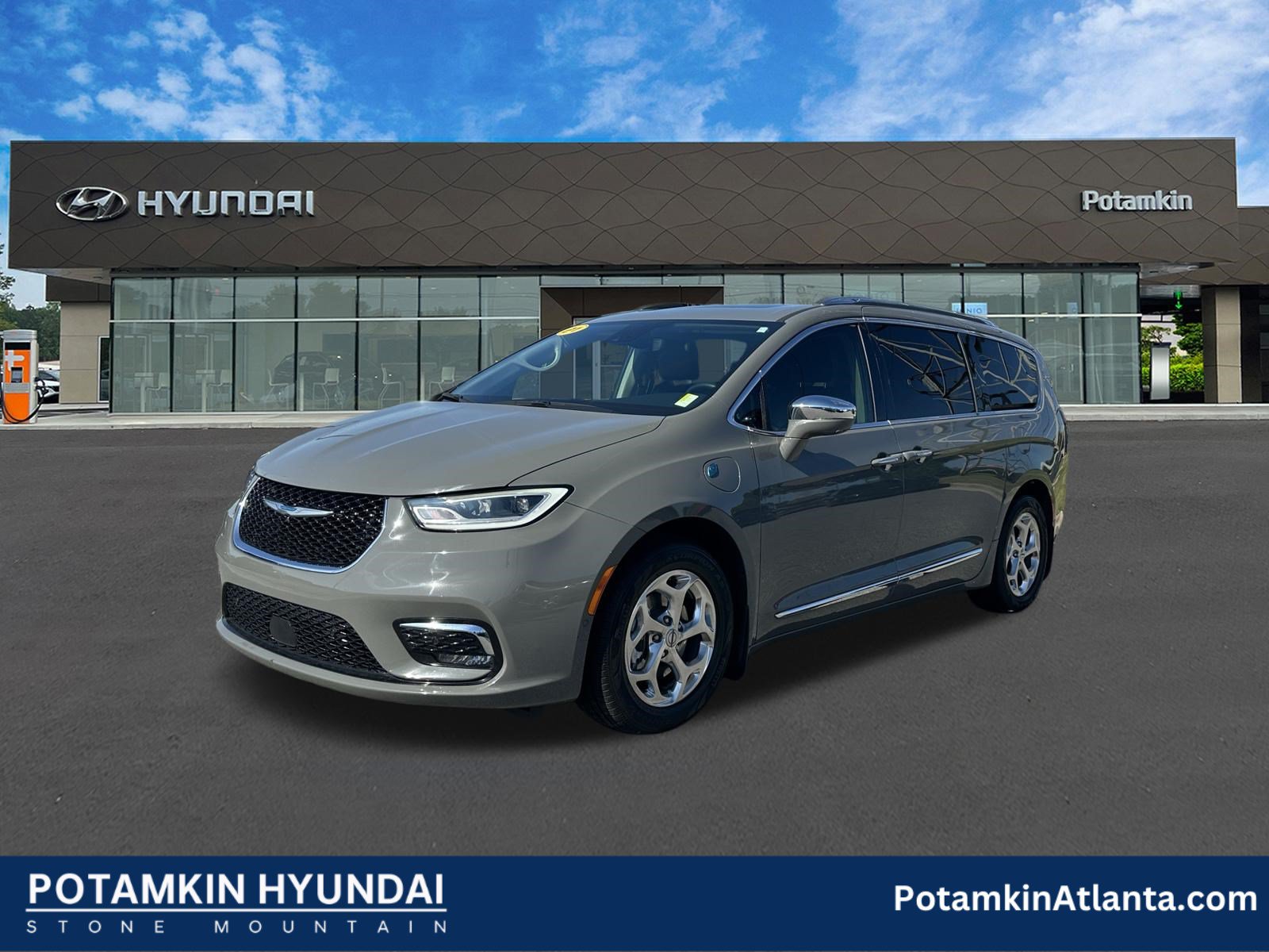 Used 2021 Chrysler Pacifica Limited w/ Uconnect Theater Family Group FWD image 1