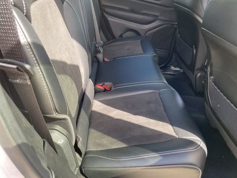 Used 2024 Jeep Grand Cherokee Altitude image 32