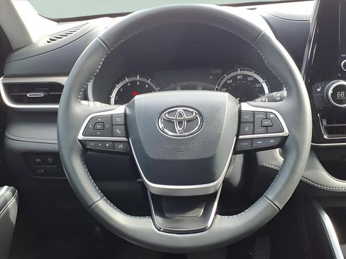 Used 2024 Toyota Highlander XLE image 26