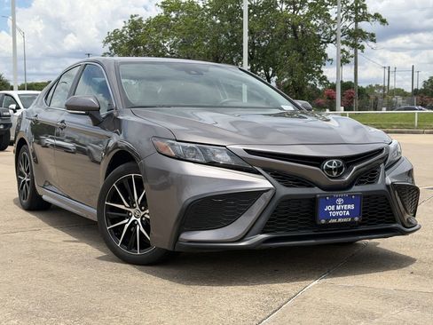 Used 2024 Toyota Camry SE FWD image 2