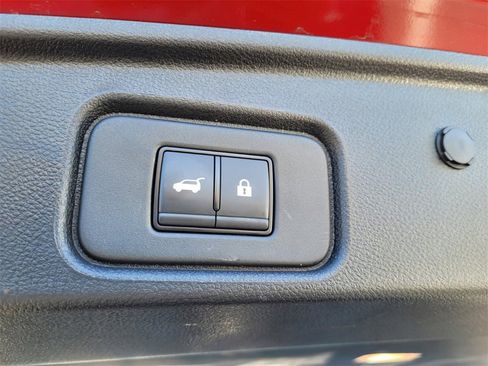 Used 2025 Nissan Pathfinder SL image 11