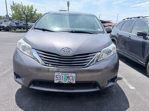 Used 2015 Toyota Sienna LE FWD image 2