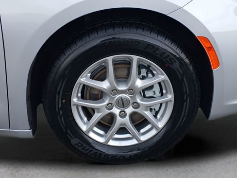 Used 2024 Chrysler Pacifica Touring-L FWD image 28