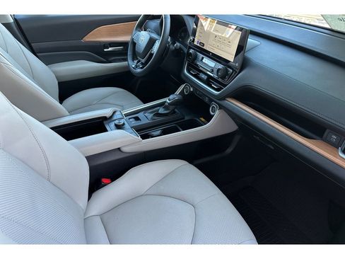 Certified 2025 Toyota Grand Highlander AWD image 19