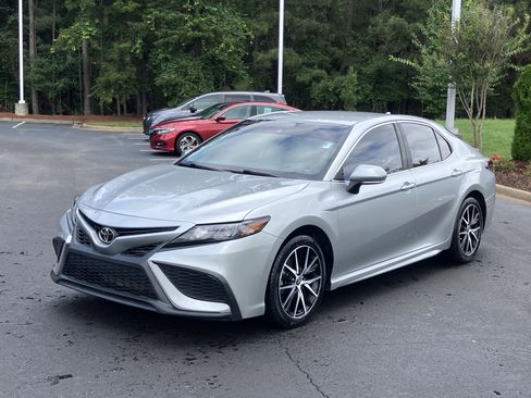 Used 2022 Toyota Camry SE w/ Carpet Mat Package (TMS) FWD image 6
