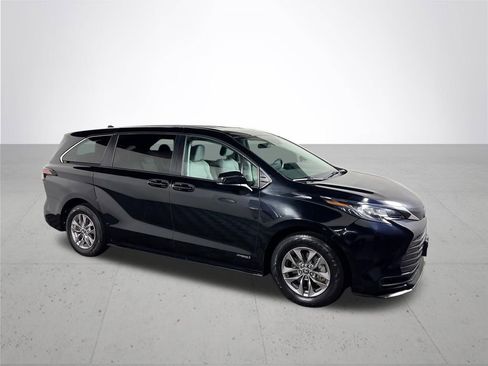 Used 2021 Toyota Sienna LE FWD image 4