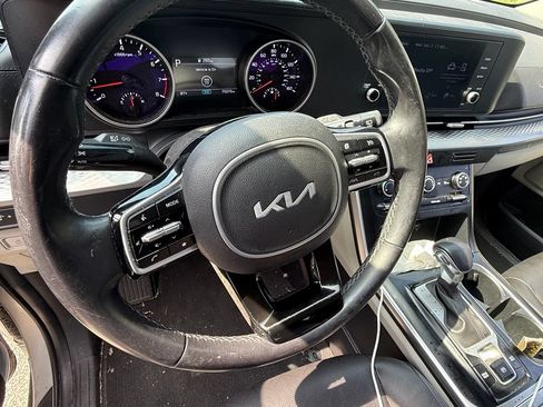 Used 2023 Kia Carnival LX FWD image 5
