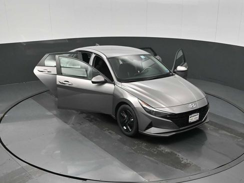 Used 2022 Hyundai Elantra SEL image 26