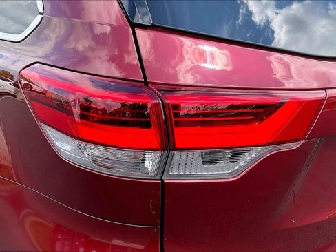 Used 2018 Toyota Highlander SE FWD image 23